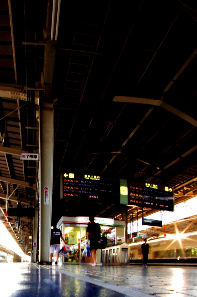 旅立つ人、家路につく人