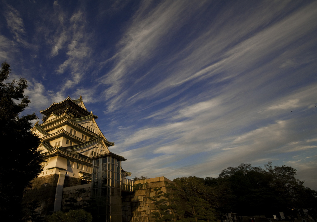 秋の空と大阪城