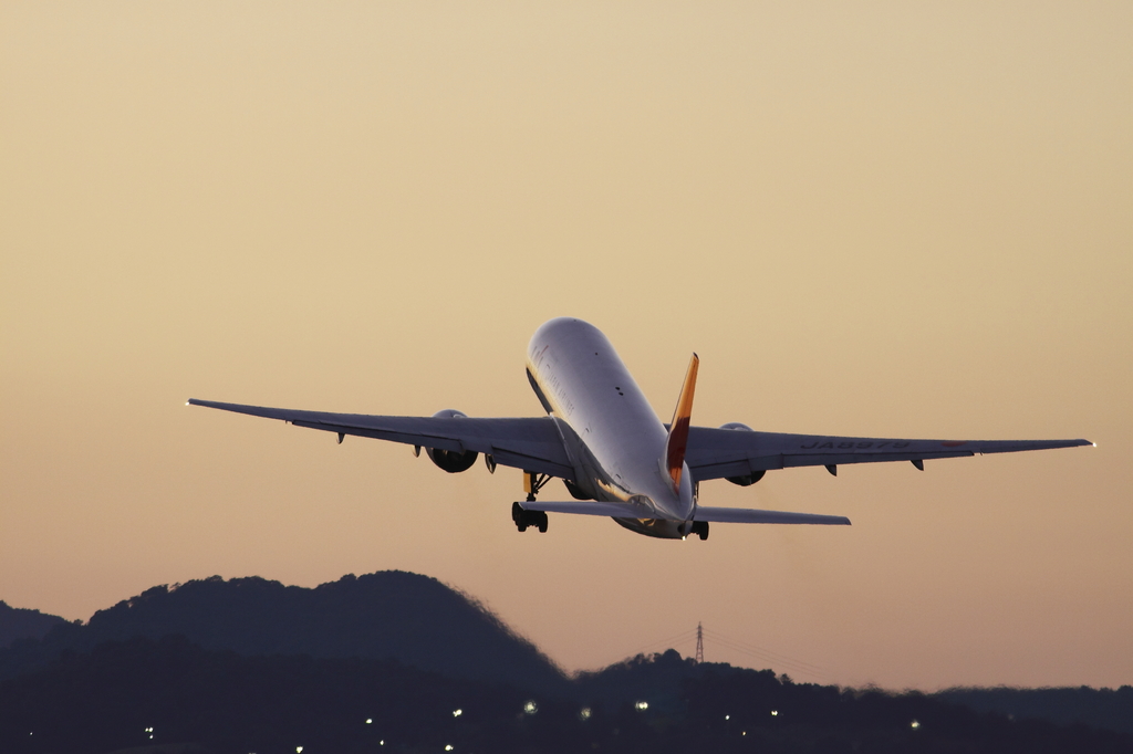 夕日の空へ…