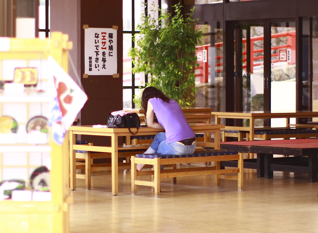 子授け寺の食堂で一人すわる女性