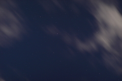 ケフェウス座付近の星空と白い雲