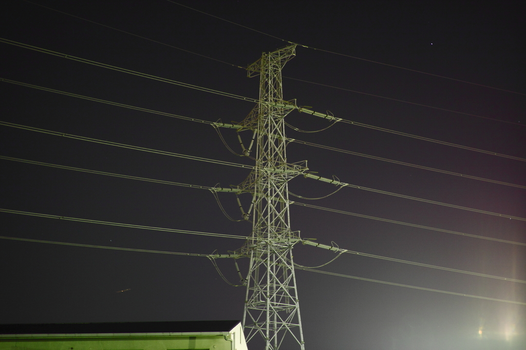 月夜の電信柱