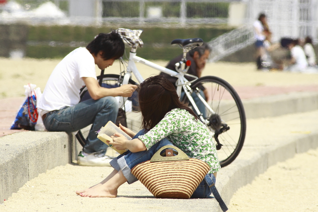 浜辺で読書