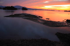 夕焼けに染まる海