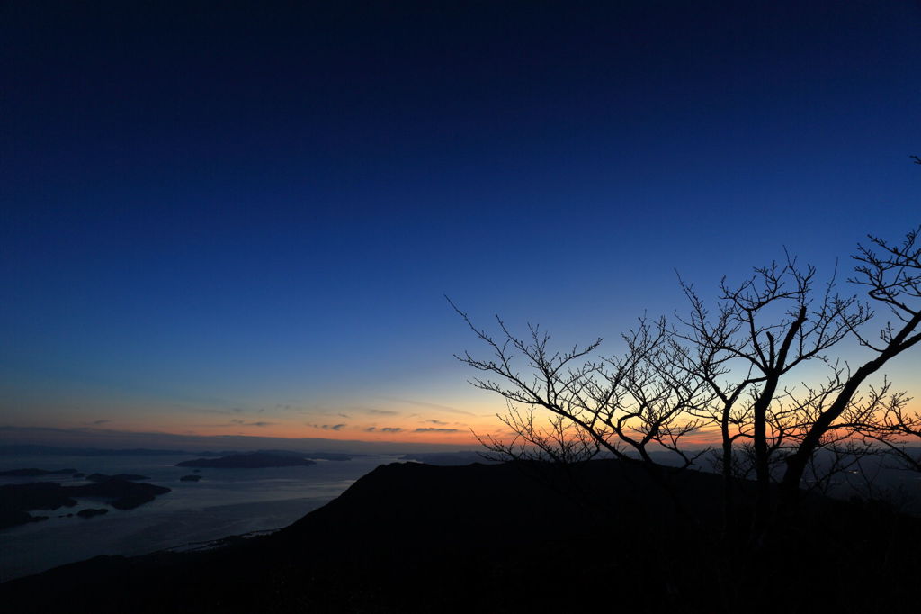 暮れ行く倉岳山頂