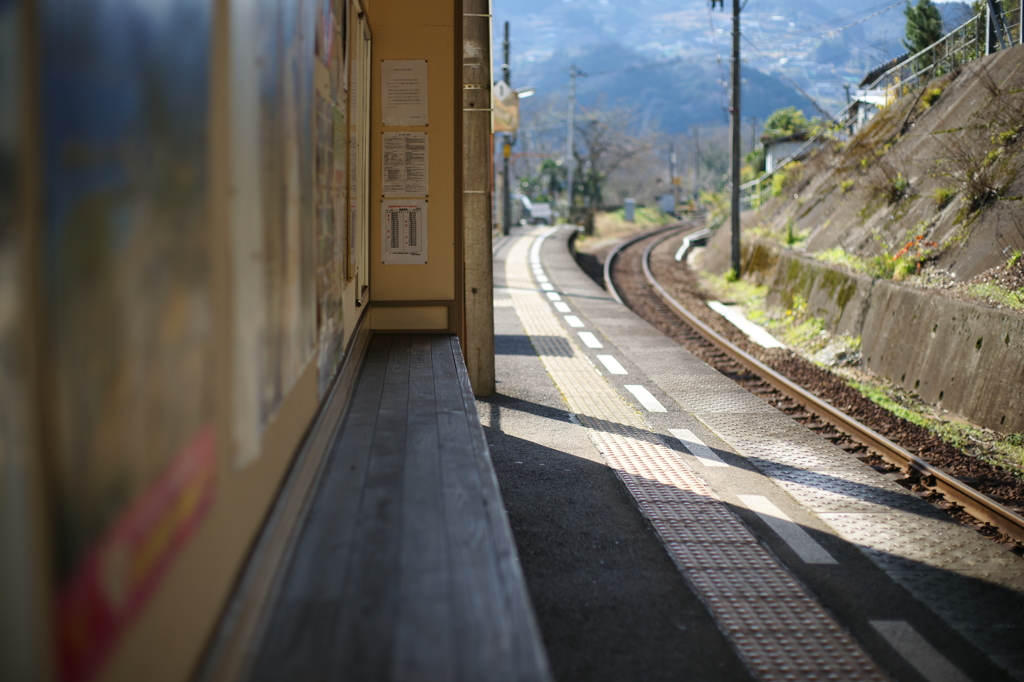駅　ベンチ　誰もいない　寂しい