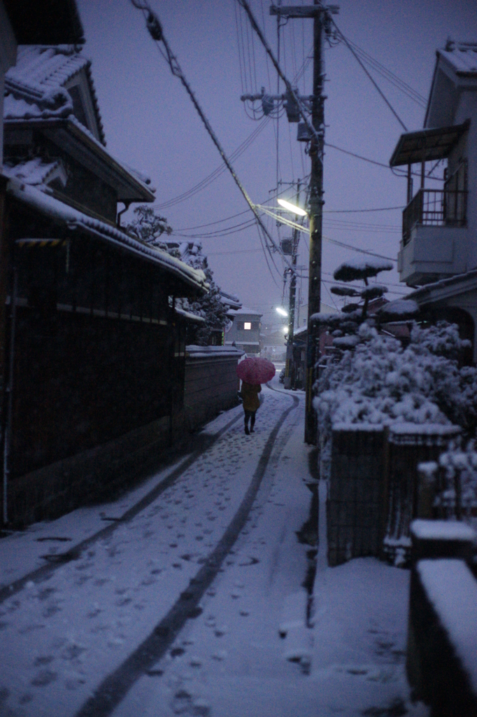 白い雪と赤い傘