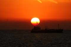 太陽と船