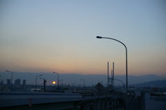 橋と夕日と阪神高速湾岸線