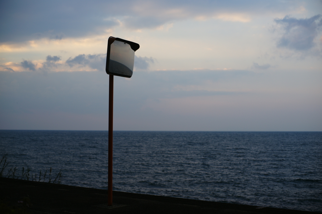 海と鏡