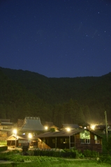 月明かりに照らされて