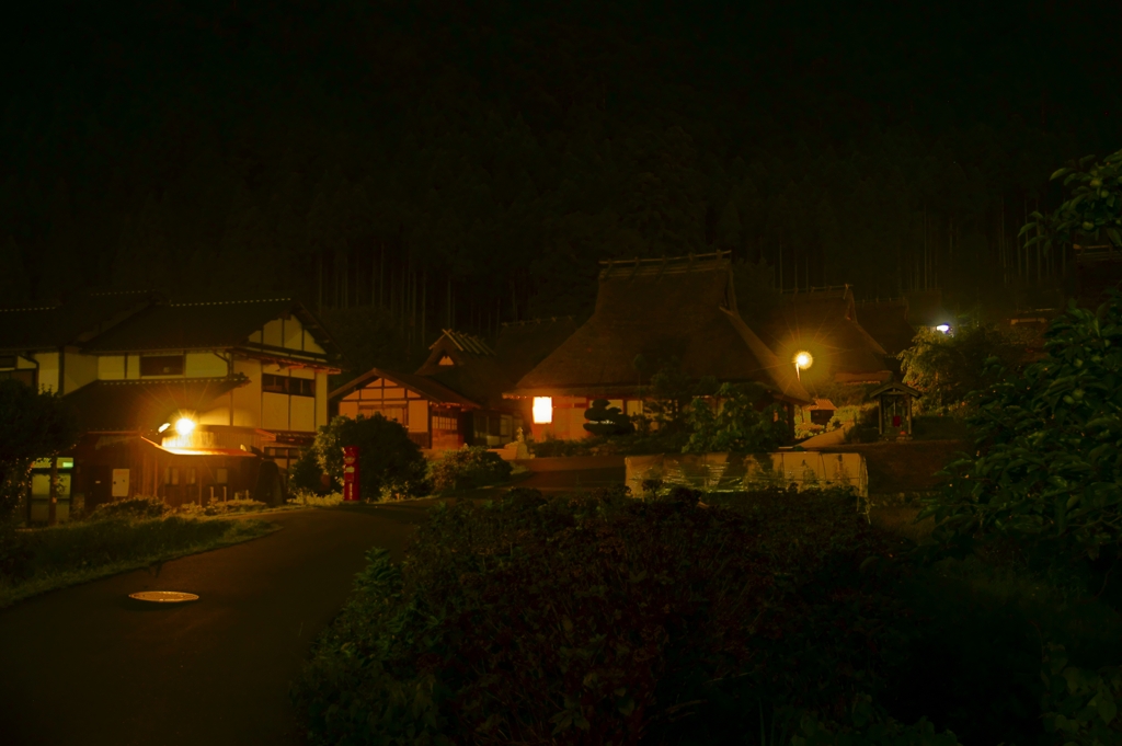 夜の茅葺の里