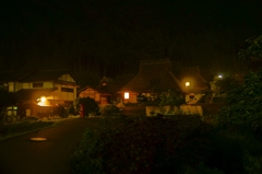 夜の茅葺の里