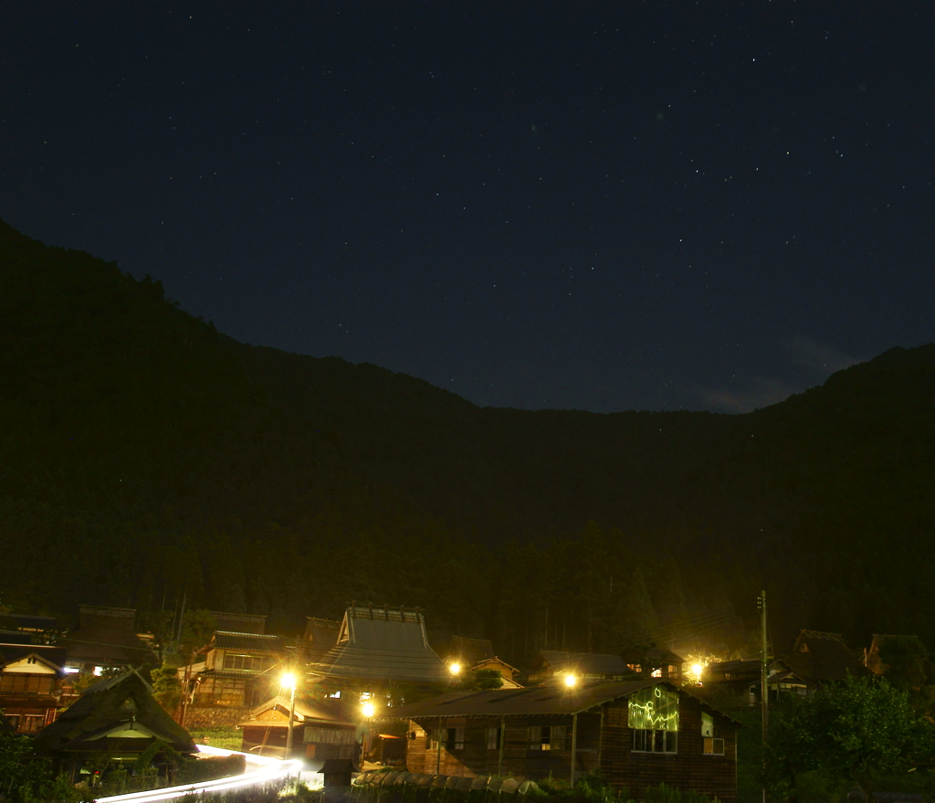 夜空と茅葺の里