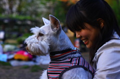 un chien avec une fille