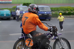 オートレーサーの背中