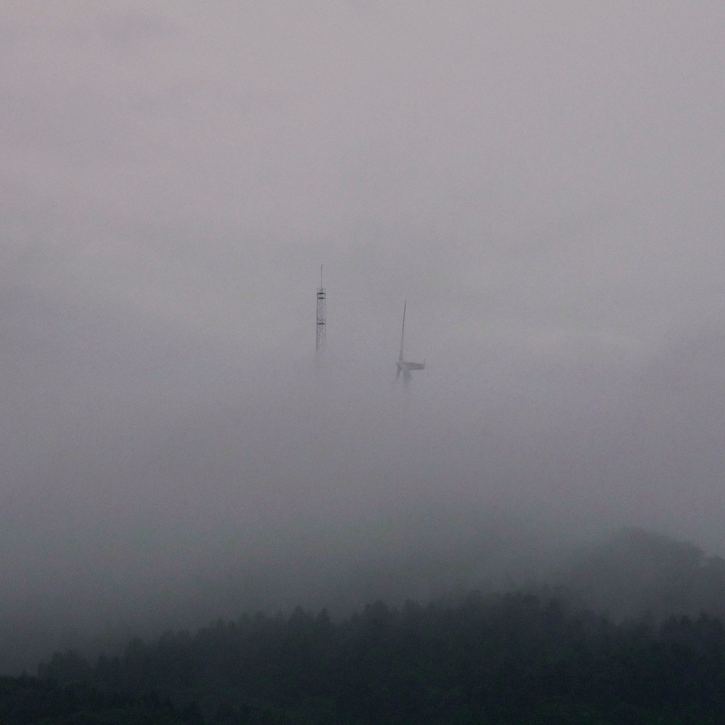 雲間の風車