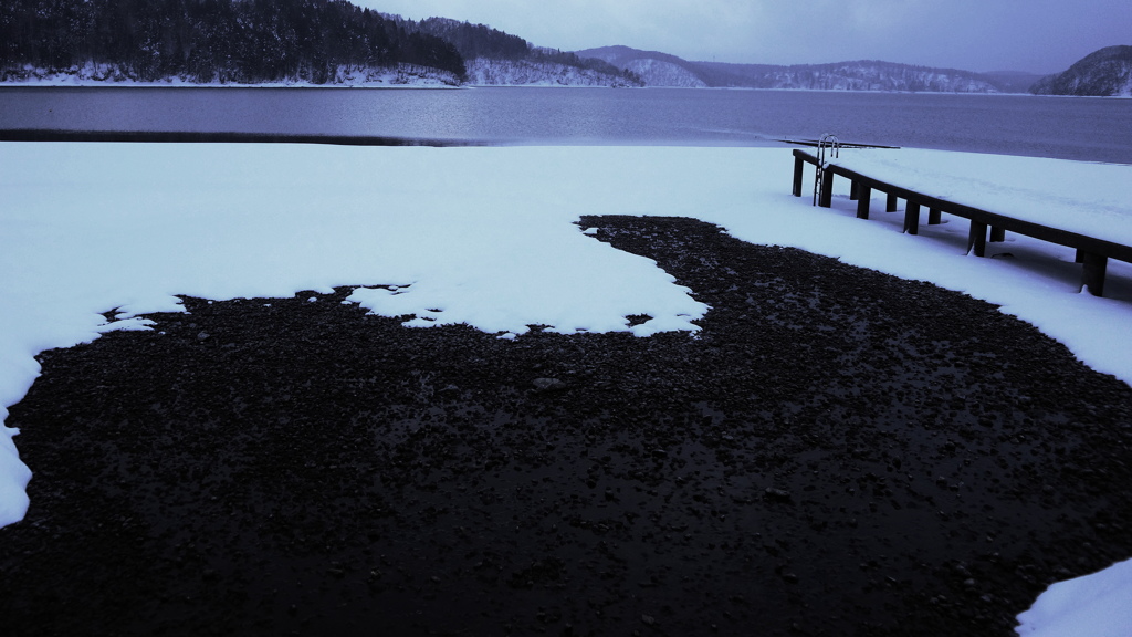 雪の湖畔