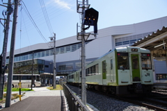新幹線駅からディーゼル列車