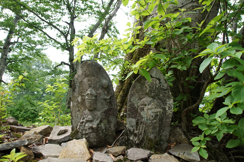 ブナの峠の道祖神