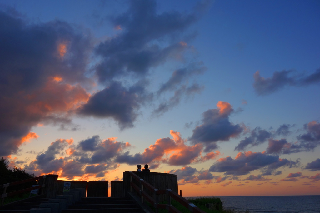 海に沈む夕日と君