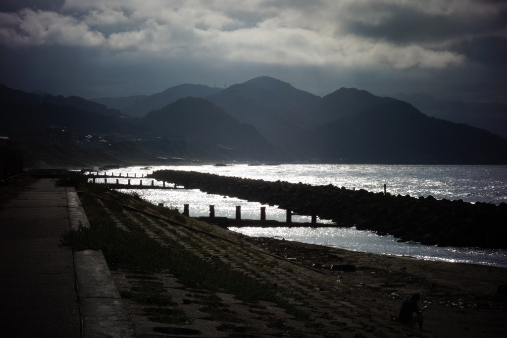 光る海