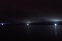 雲と海に照る漁火