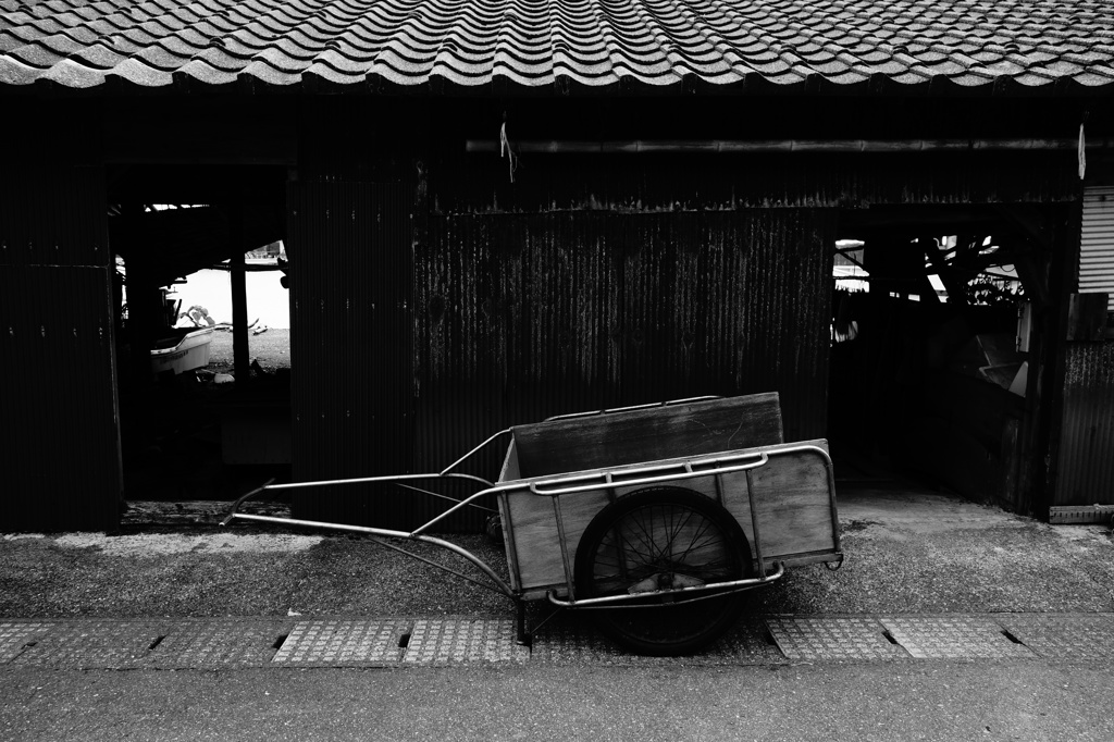 舟屋のリヤカー