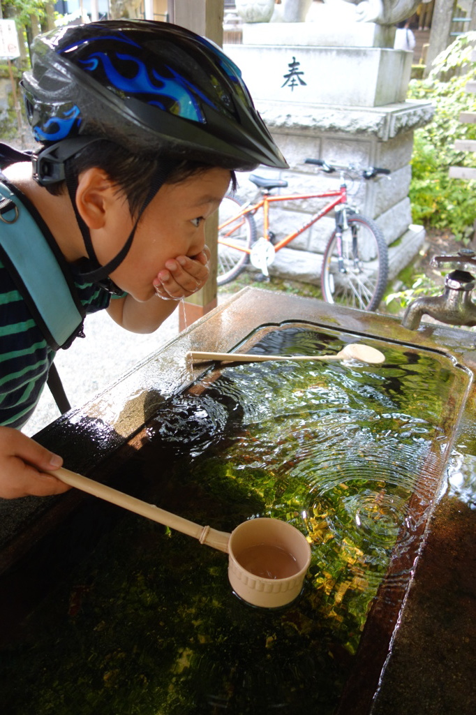 柄杓の水は手にとって