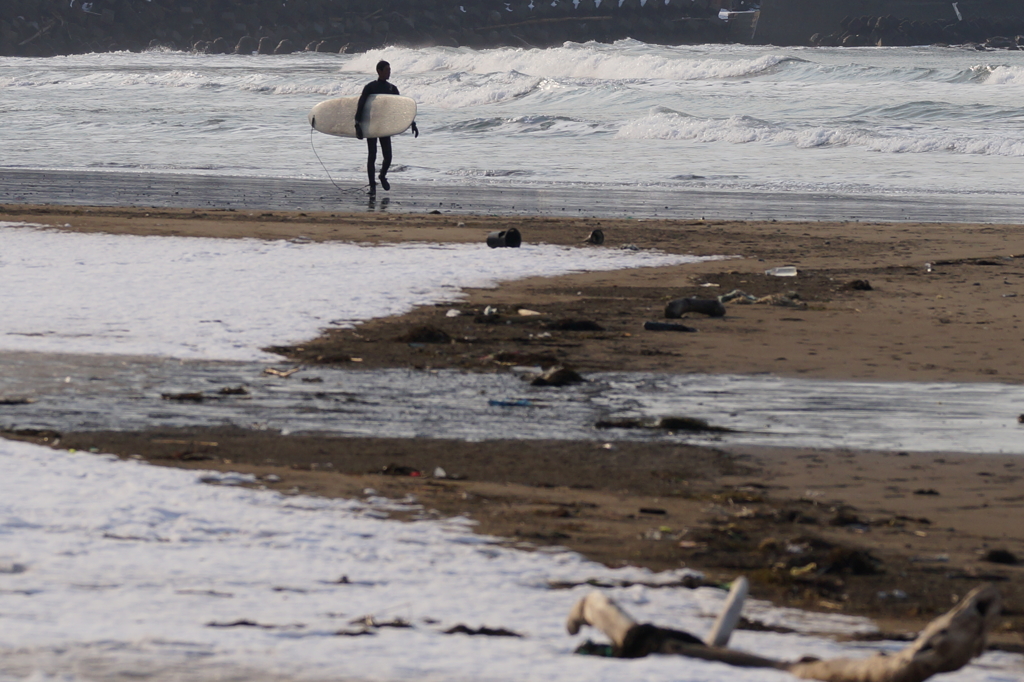 雪とサーファー