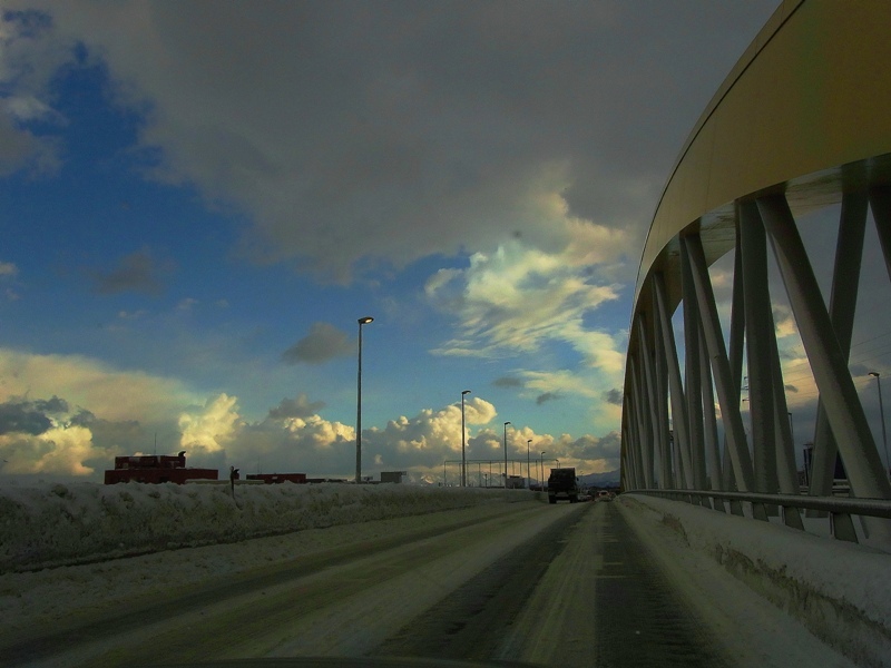 鉛色の空が切れた