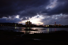 晩秋の川面の光