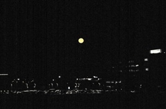 濃い月