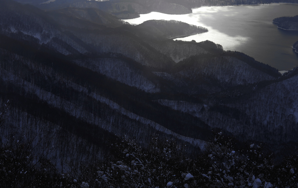 冬に輝く湖