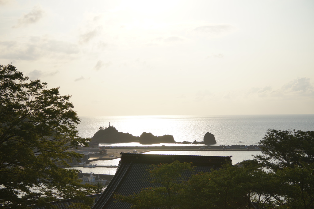 漁港を見下ろす寺