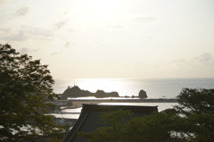 漁港を見下ろす寺