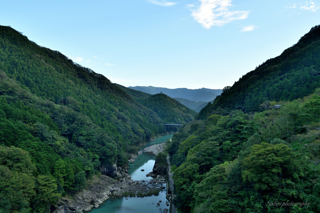 ダム湖からの景色