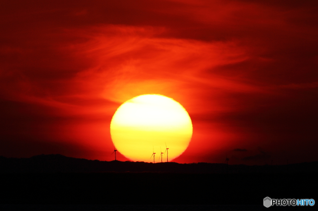 夕陽と風力発電所
