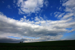 雲と丘と