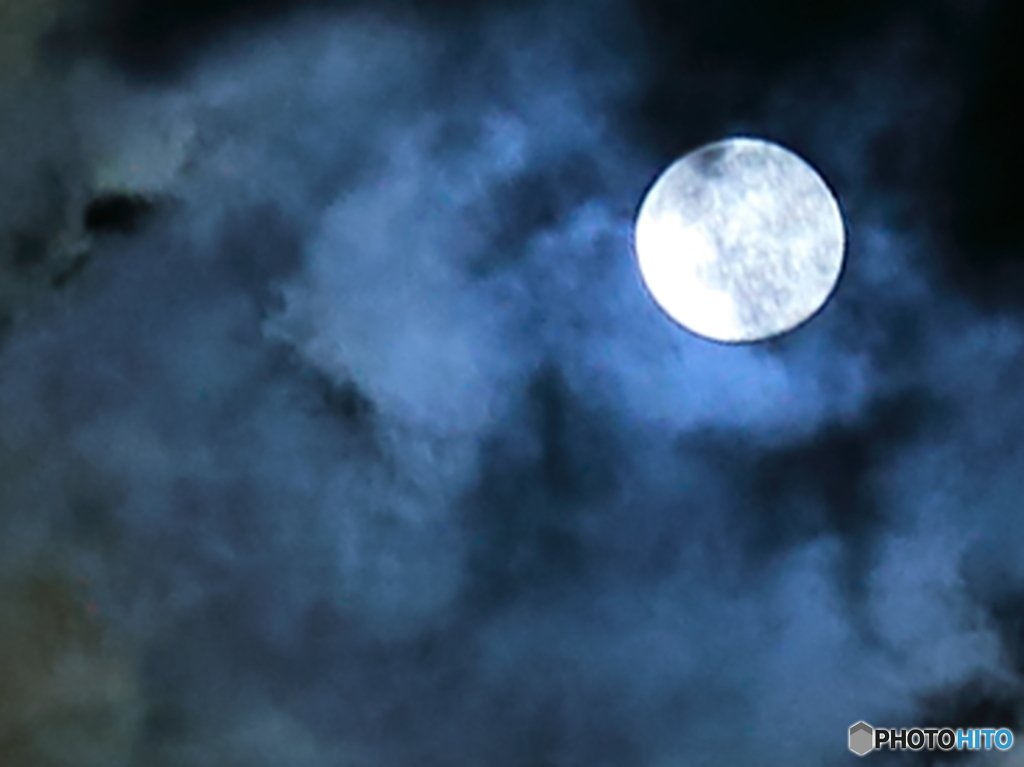 雲中の望月