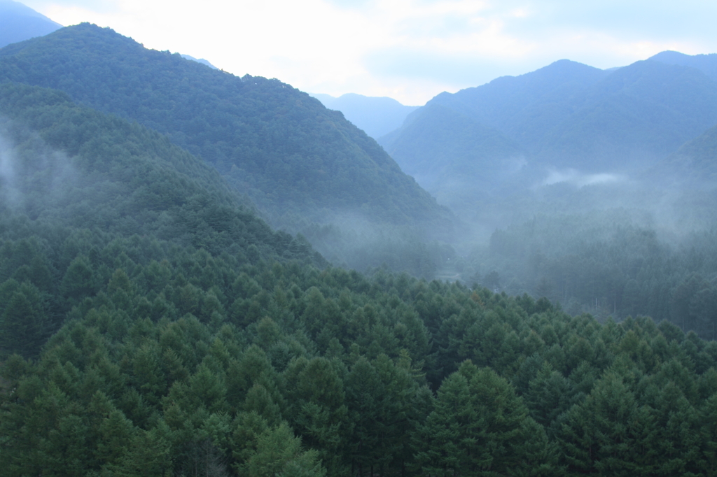 朝もやに煙る峰
