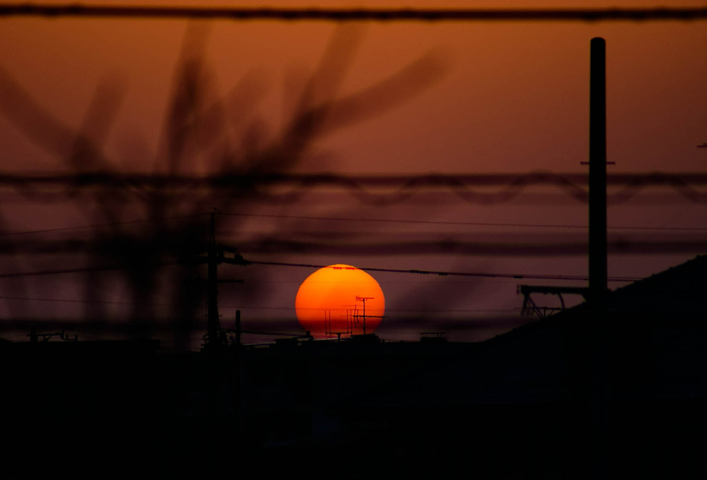 家の窓からみた夕日