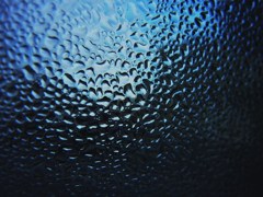 これは車の窓ガラスについた水滴です