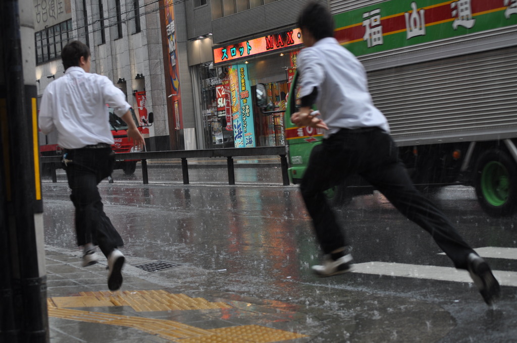 ダッシュで雨宿りだー