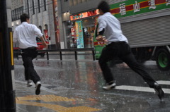 ダッシュで雨宿りだー