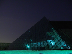 ガラスのビラミッド
