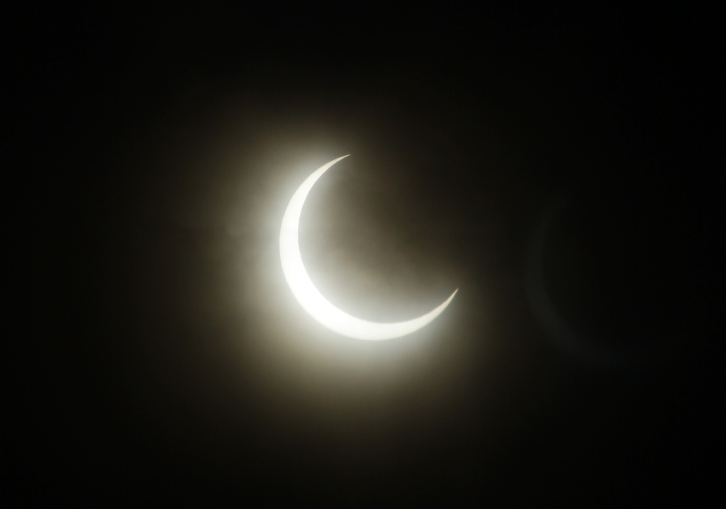 雲に隠れようとする太陽