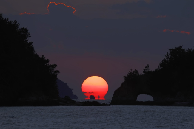 はなぐり岩のダルマ夕日