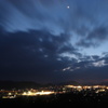 夜景と月
