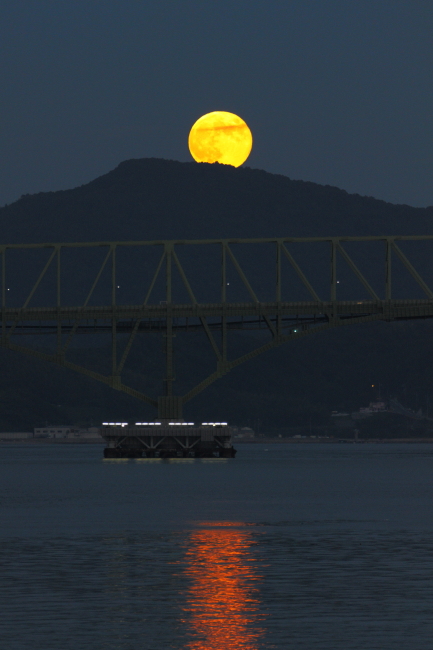 スーパーなMOON